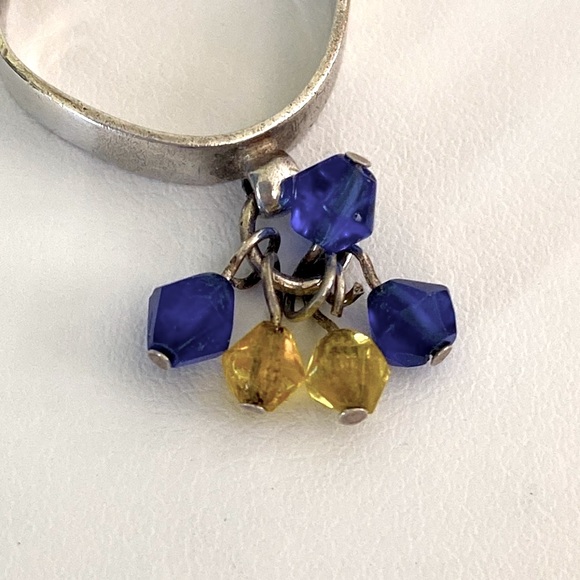 Dangling yellow and blue crystals on a silver toe ring - Picture 3 of 10